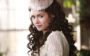 Katherine Pierce de The Vampire Diaries com roupa de época e cabelo cacheado