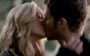 Caroline e Klaus se beijando