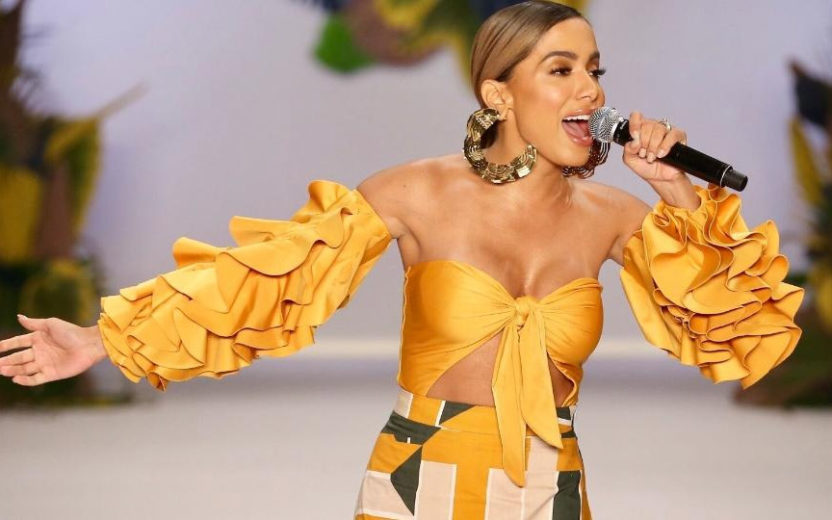 Anitta canta na abertura do SPFW e fala sobre aceitação, moda e trabalho