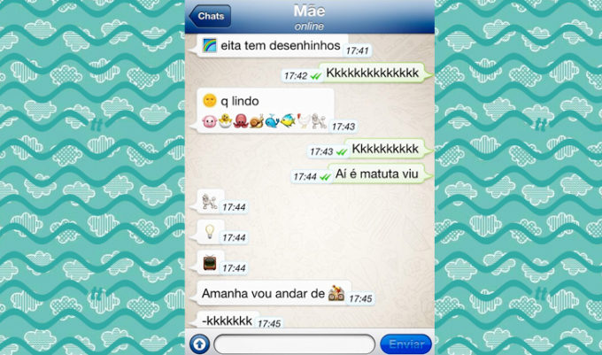 Conversa entre mãe e filha por WhatsApp. Mãe brincando com emojis