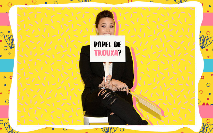 Demi Lovato com plaquinha de papel de trouxa oficial