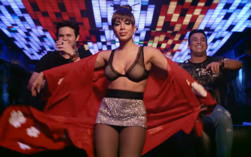 Anitta e Matheus e Kauan no clipe de Ao Vivo e A Cores