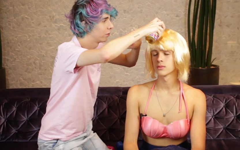 João Guilherme e Erick Mafra pintando cabelo