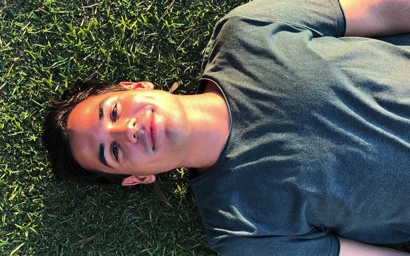 Bruno Gadiol deitado na grama