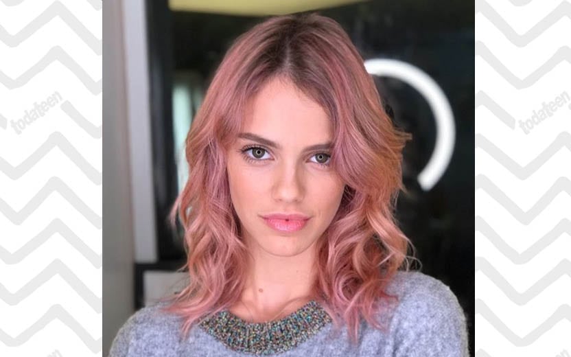 Laura Neiva está com os cabelos cor-de-rosa