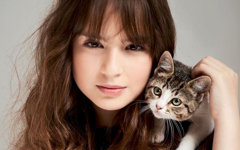 Curiosidades sobre Sophia Valverde: Sophia com um gatinho