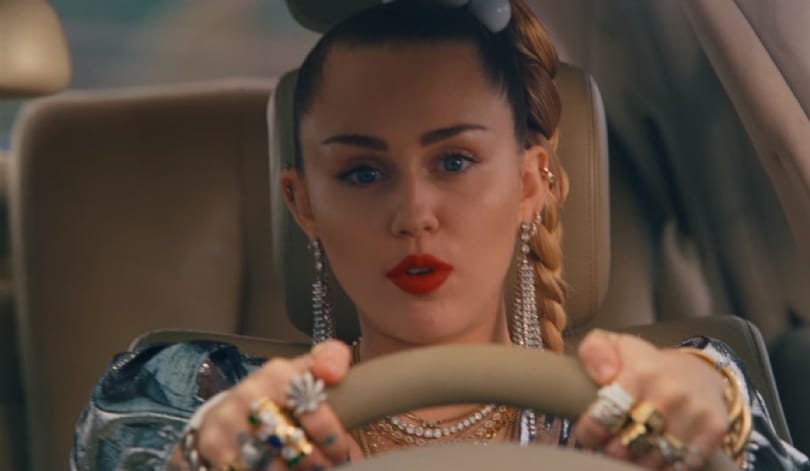 Nothing Breaks Like A Heart saiu o novo clipe de Miley Cyrus!