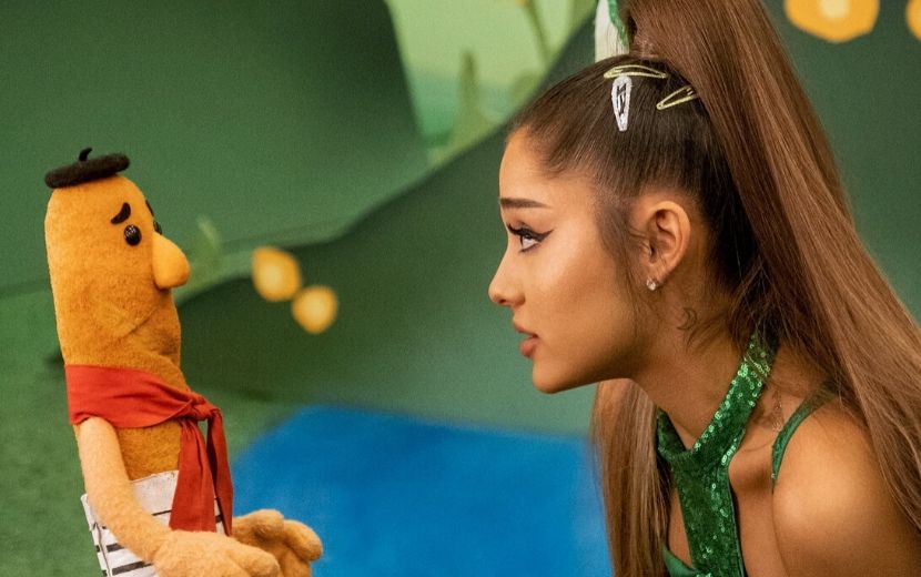 Ariana Grande surge de fada na TV - mas tá todo mundo achando que é um pepino!