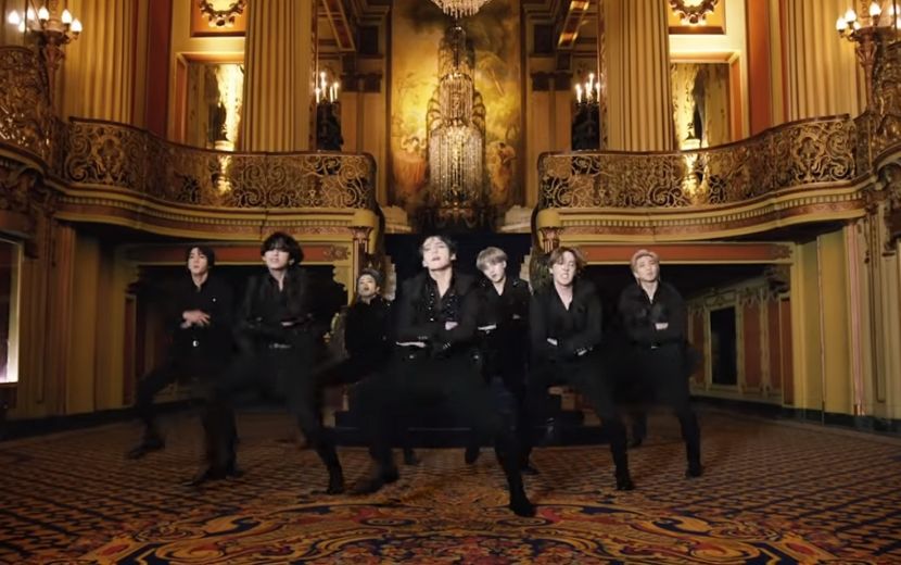 BTS mostra coreografias impecáveis em um teatro no novo clipe de "Black Swan"