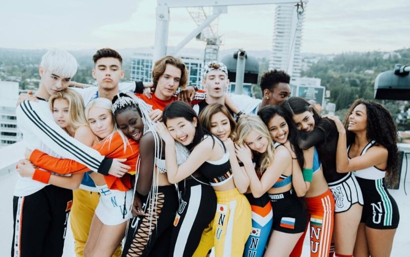 Noah Urrea e Hina Yoshihara avisam que o Now United já está no Brasil: "Chegamos!"