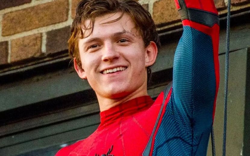 Oi? Com falta de ovos no mercado, o Tom Holland comprou uma galinha!