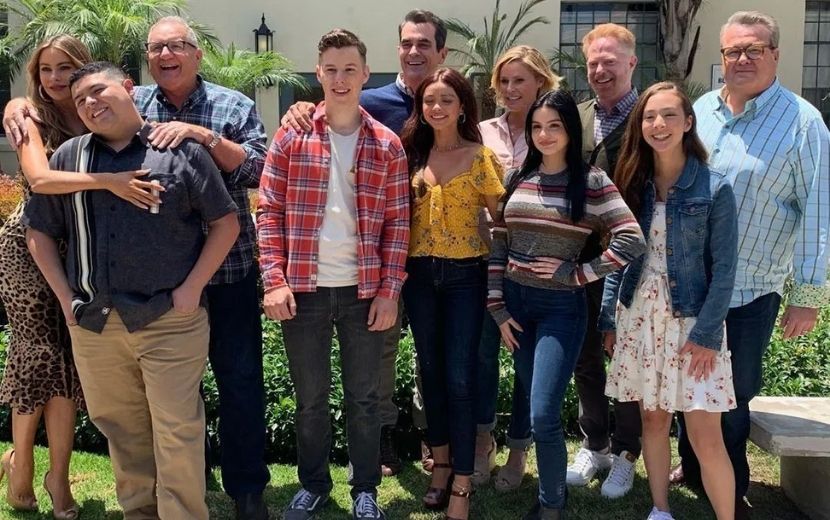 Modern Family: fotos inéditas mostram a emoção do elenco na gravação do último episódio
