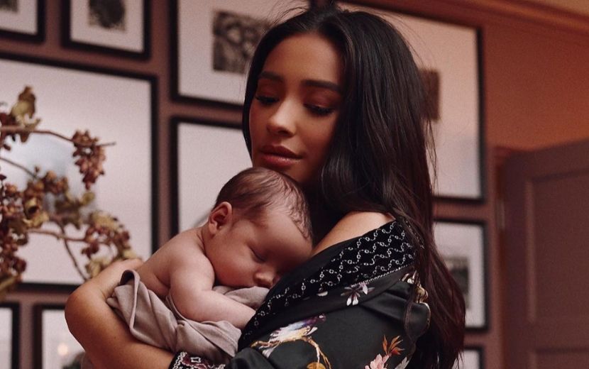 Shay Mitchell fala sobre autoestima depois de se tornar mãe: "Minha relação com o corpo evoluiu"