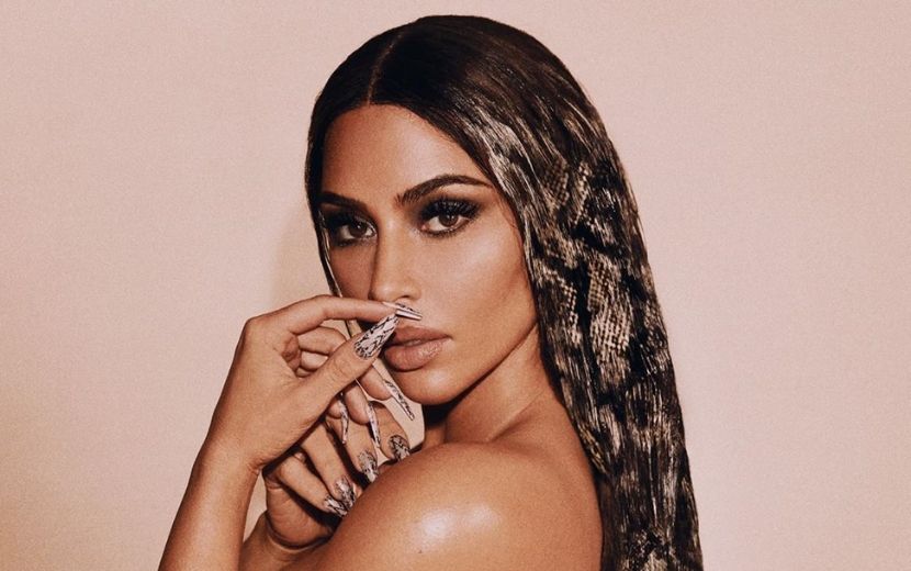 Fãs apontam erro de photoshop bizarro na nova sessão de fotos da Kim Kardashian
