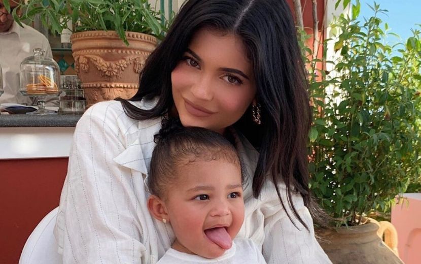 O desafio de Kylie Jenner com a filha é a coisa mais fofa que você verá hoje!