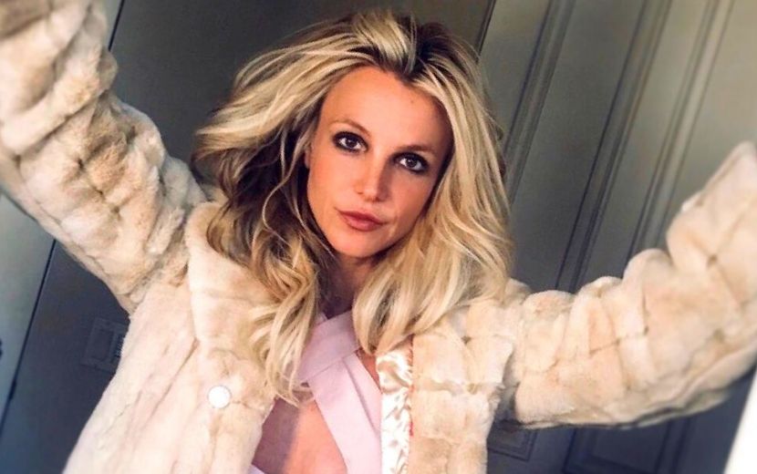 Ao som de Billie Eilish, Britney Spears arrasa em vídeo e exibe looks de verão