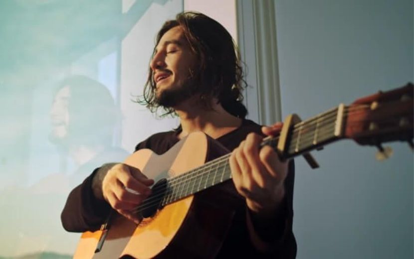 Você Pra Sempre Em Mim: Tiago Iorc lança clipe introspectivo para nova música