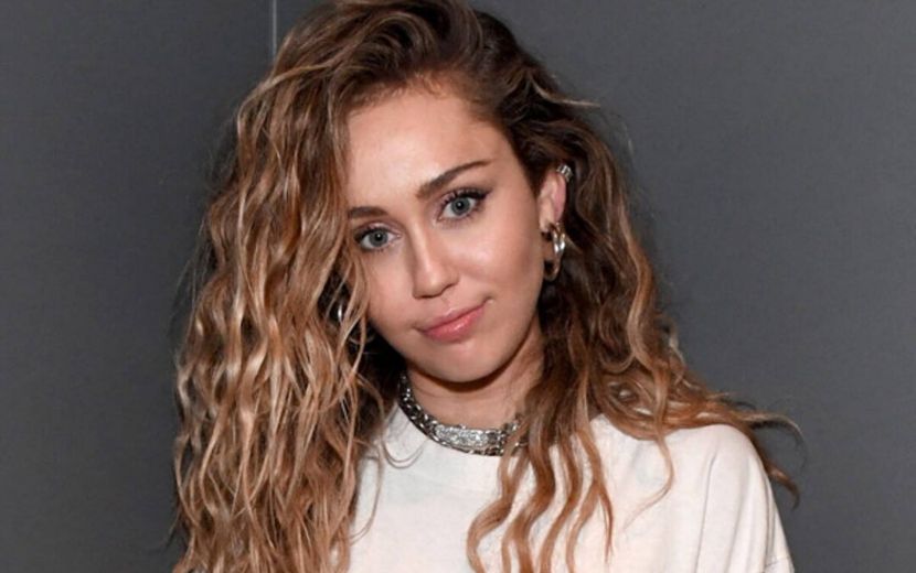 Miley Cyrus vai às ruas em protesto antirracista: “Tenho muito o que aprender”