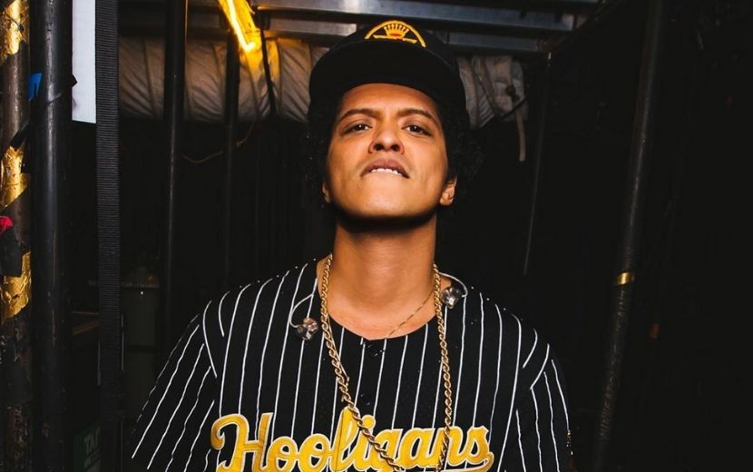 Bruno Mars desabafa sobre frustração em escrever músicas: “Deveria ter sido modelo”