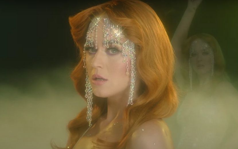 Katy Perry surge trabalhada no brilho em clipe de "Champagne Problems"