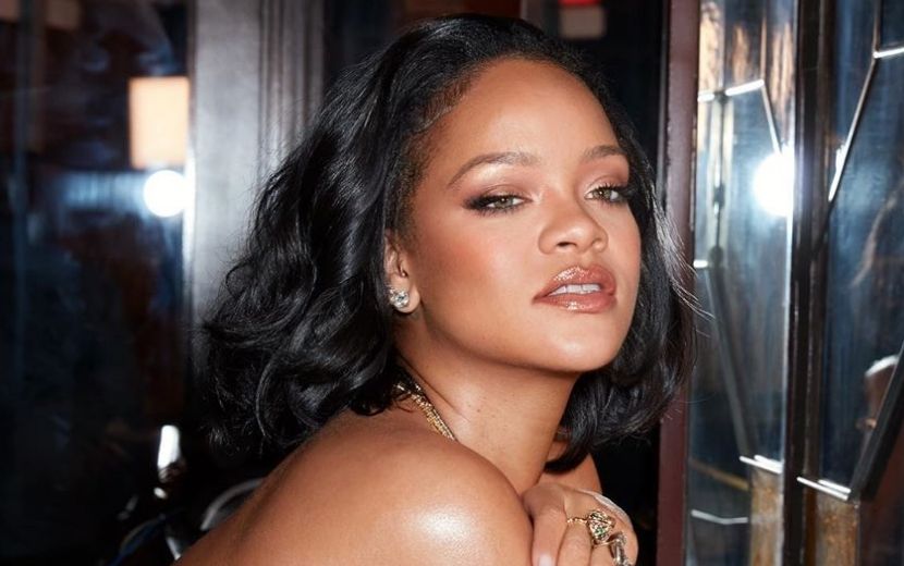 Rihanna compartilha rotina noturna de skincare e dá dicas para uma pele mais saudável