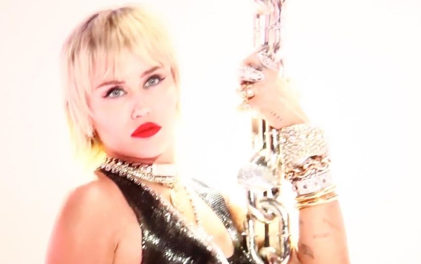 VMA 2020: Miley Cyrus faz referência a "Wrecking Ball" em performance arrasadora de “Midnight Sky”