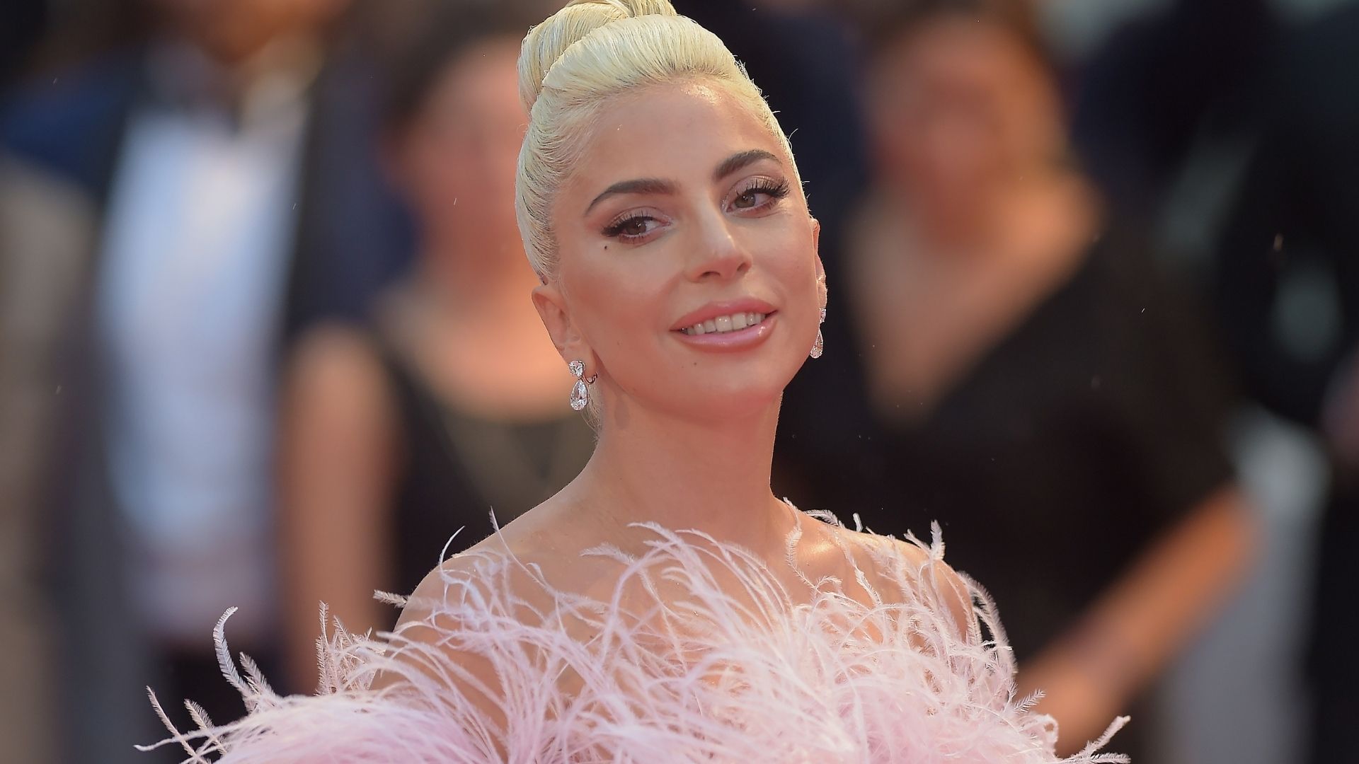 Com nova versão de "Sine From Above", Lady Gaga surge deslumbrante em campanha da Valentino