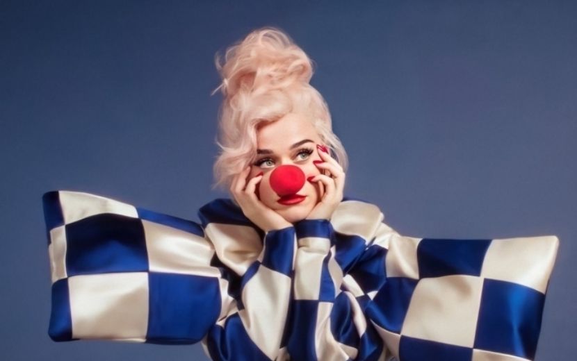 Katy Perry mostra bastidores de sessão de fotos da era "Smile" em vídeo de "Teary Eyes"