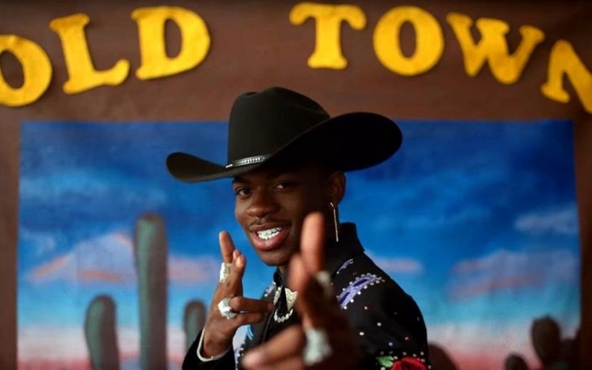 Lil Nas X brinca sobre lançamento de novas músicas: "Dinheiro de 'Old Town Road' está acabando"