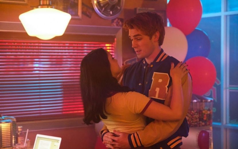 KJ Apa mostra cuidado com higiene para cenas hot na 5ª temporada de "Riverdale"