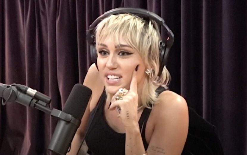 Após declarações de Demi Lovato, Miley Cyrus também revela experiência com OVNI