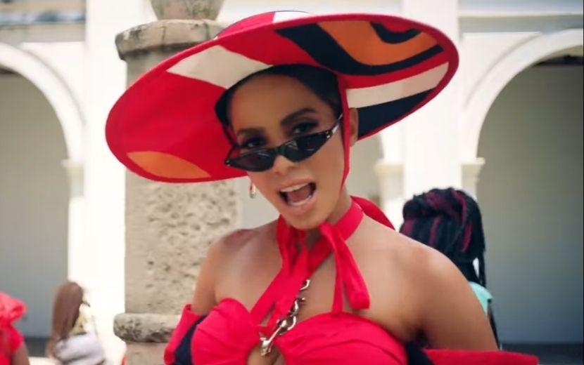 Look de Anitta no clipe de "Me Gusta" irá a leilão para angariar fundos em prol do Pantanal