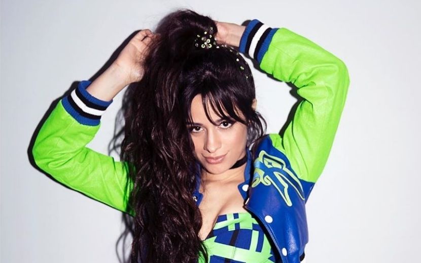 Camila Cabello muda o visual e está com o cabelo curtinho: "Hora de sentir o ar nesses ombros"