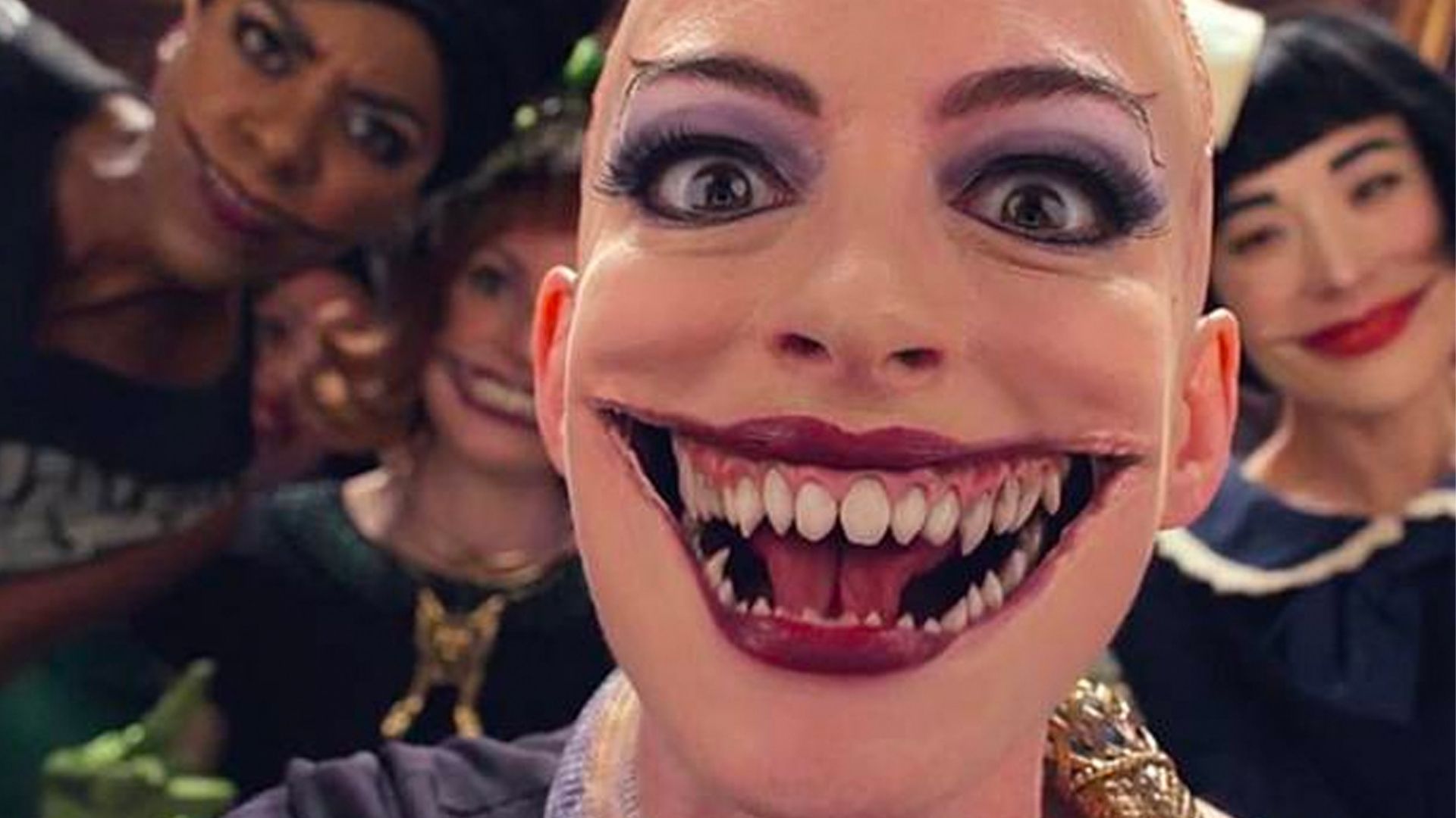 "Convenção das Bruxas": Anne Hathaway choca a internet em vídeo dos bastidores do filme!