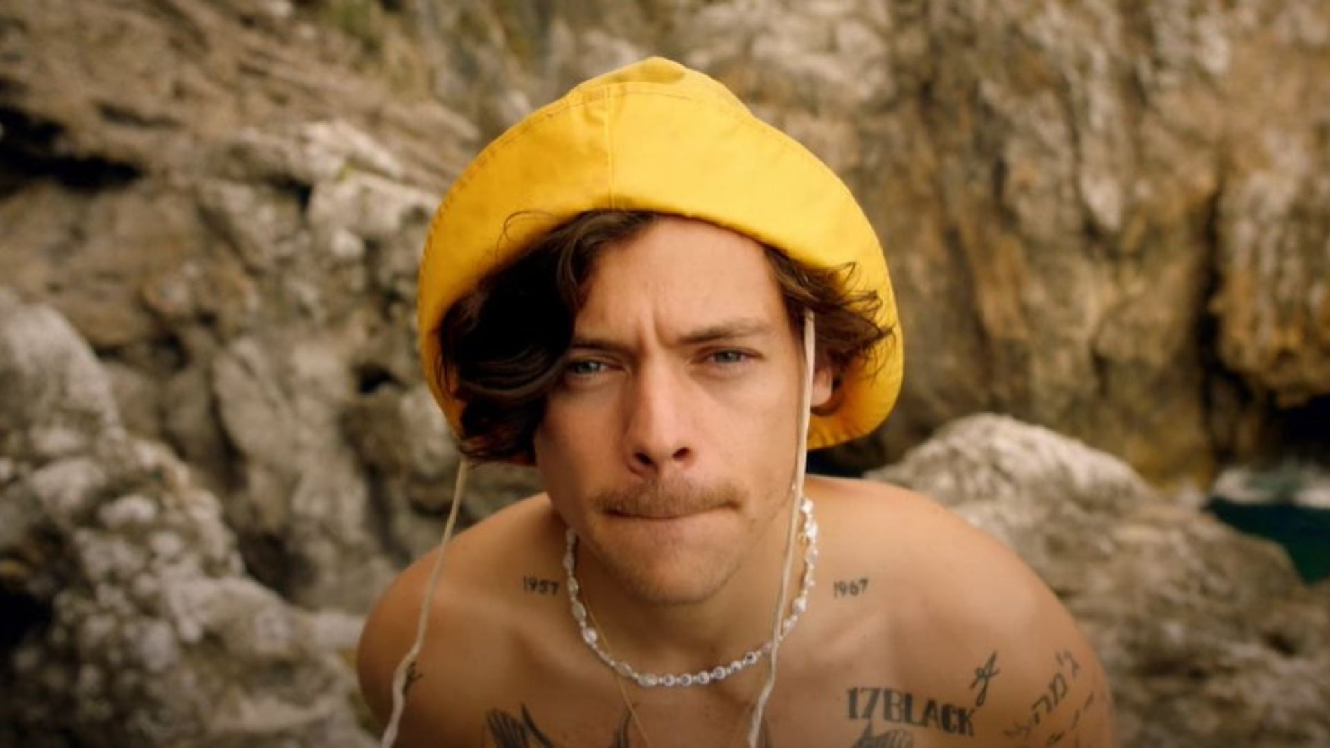 "Golden": Em novo clipe, Harry Styles aposta em vibe praiana e leva fãs à loucura!