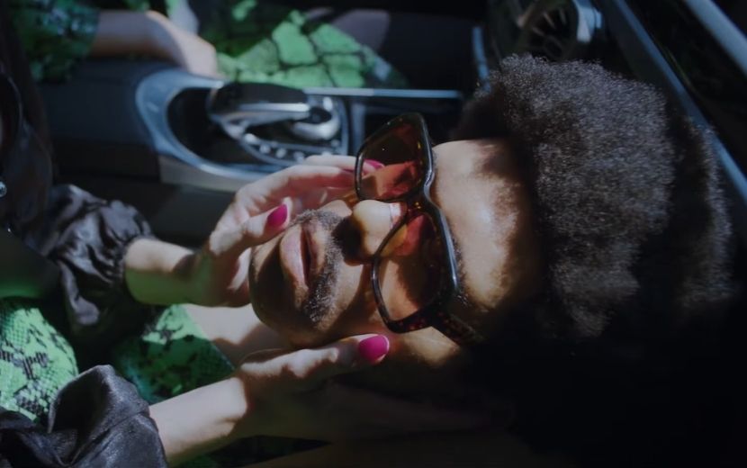 Romance com uma cabeça? The Weeknd divulga clipe conceitual para "Too Late"
