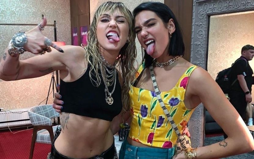 Miley Cyrus convida fã brasileiro para reagir a clipe da parceria com Dua Lipa