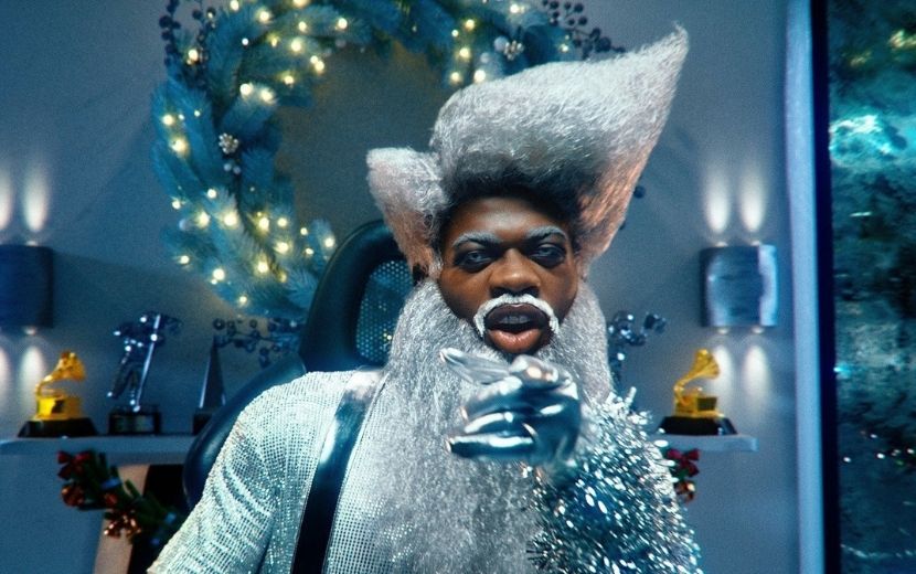 Lil Nas X é Papai Noel em fábrica de brinquedos de 2220 no clipe de "Holiday"