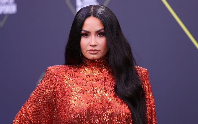 Demi Lovato apresenta People's Choice Awards 2020 com piada sobre noivado com Max Ehrich