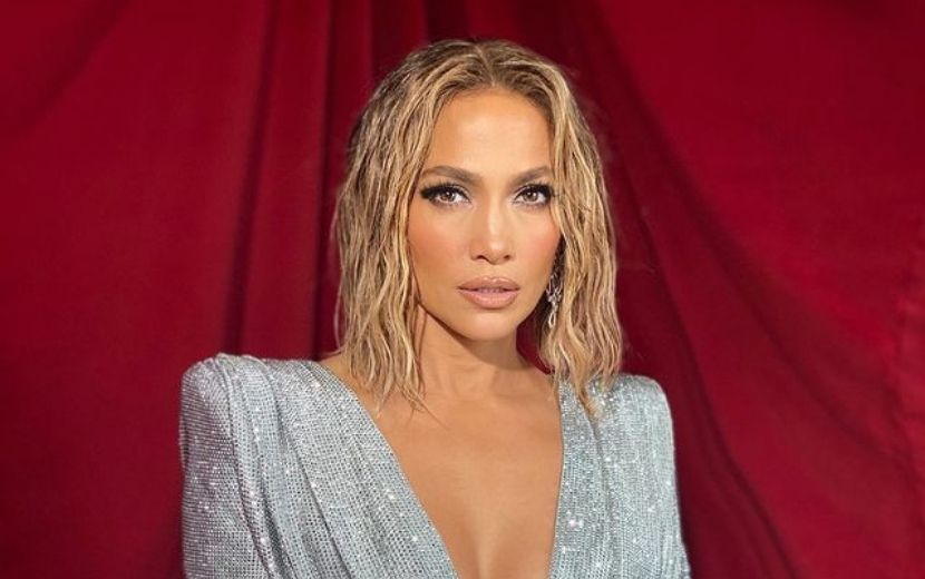 AMAs: Jennifer Lopez brilha em palco com Maluma e fãs comparam com performance de Beyoncé