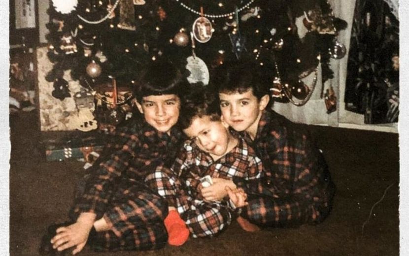 Nostalgia! Jonas Brothers trazem imagens da infância em lyric vídeo de "I Need You Cristmas"