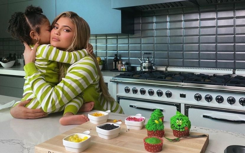 Não estamos aguentando com a fofura de Stormi e Kylie Jenner fazendo cupcakes e combinando o look