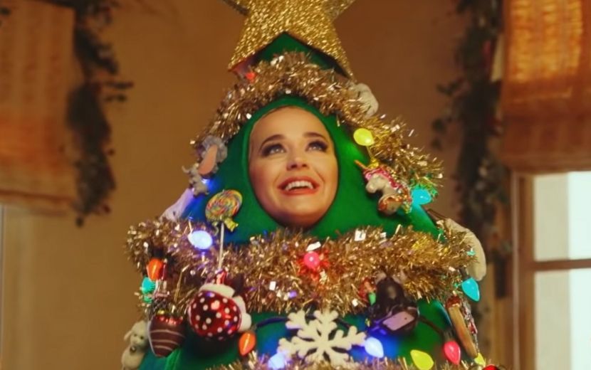 Katy Perry honra espírito natalino e se fantasia de árvore de Natal para especial de TV