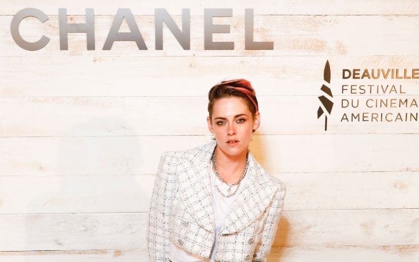 Garota da Chanel: devido à pandemia, grife convida apenas Kristen Stewart para plateia presencial de desfile