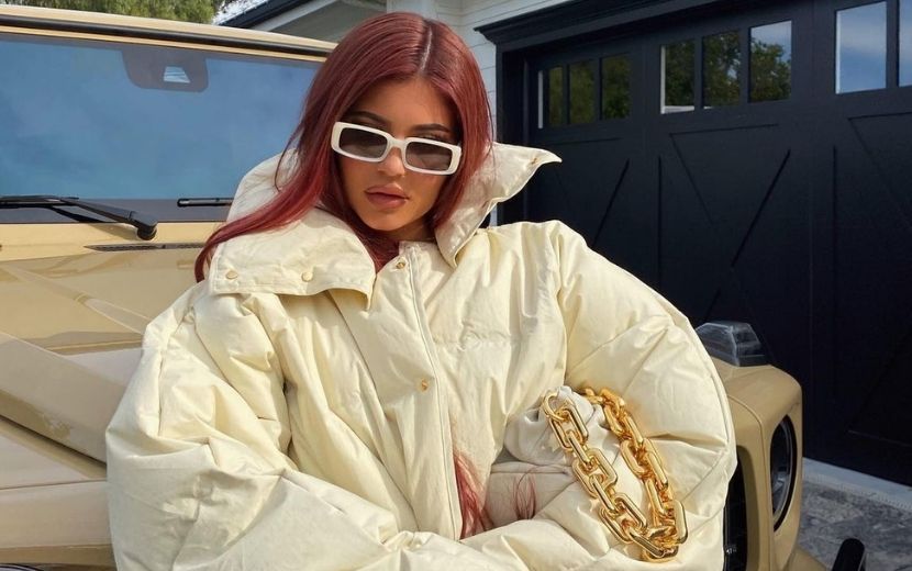 Kylie Jenner sofre ataques de ativistas ao sair de loja famosa por vender roupas feitas com pele animal; veja o vídeo