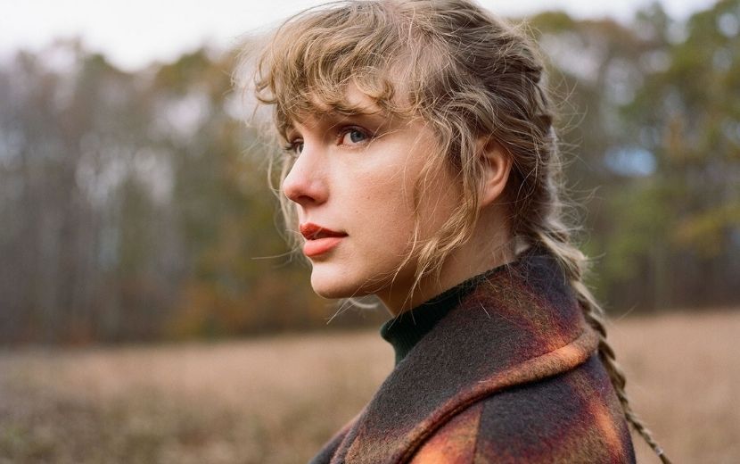 Taylor Swift lançando mais um álbum? Fãs levantam teorias de que a artista lançará "Woodvale"