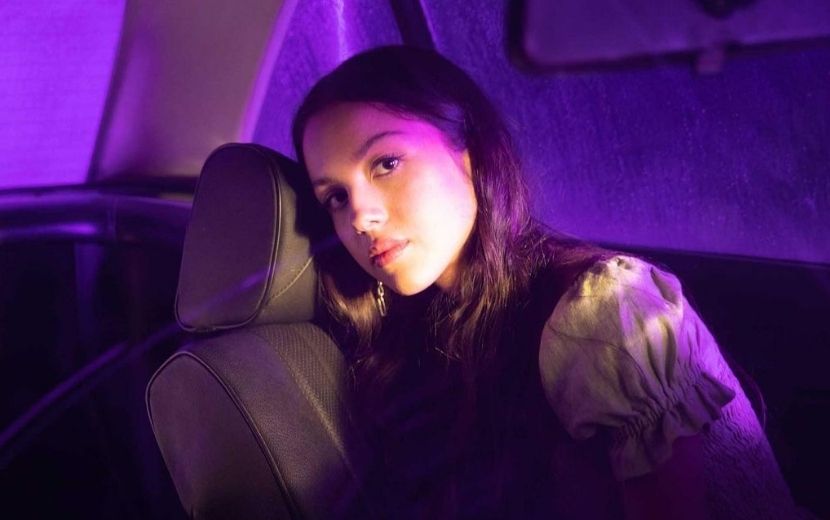 Olivia Rodrigo alcança topo da Billboard Hot 100 com o single de estreia "Drivers License"