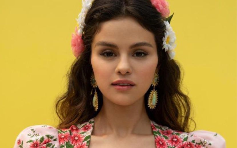 Com natureza encantada e álbuns antigos voando pelo céu, "De Una Vez" inicia era em espanhol de Selena Gomez
