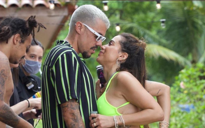 Anitta e Lipe Ribeiro se beijam durante gravação do reality show da cantora