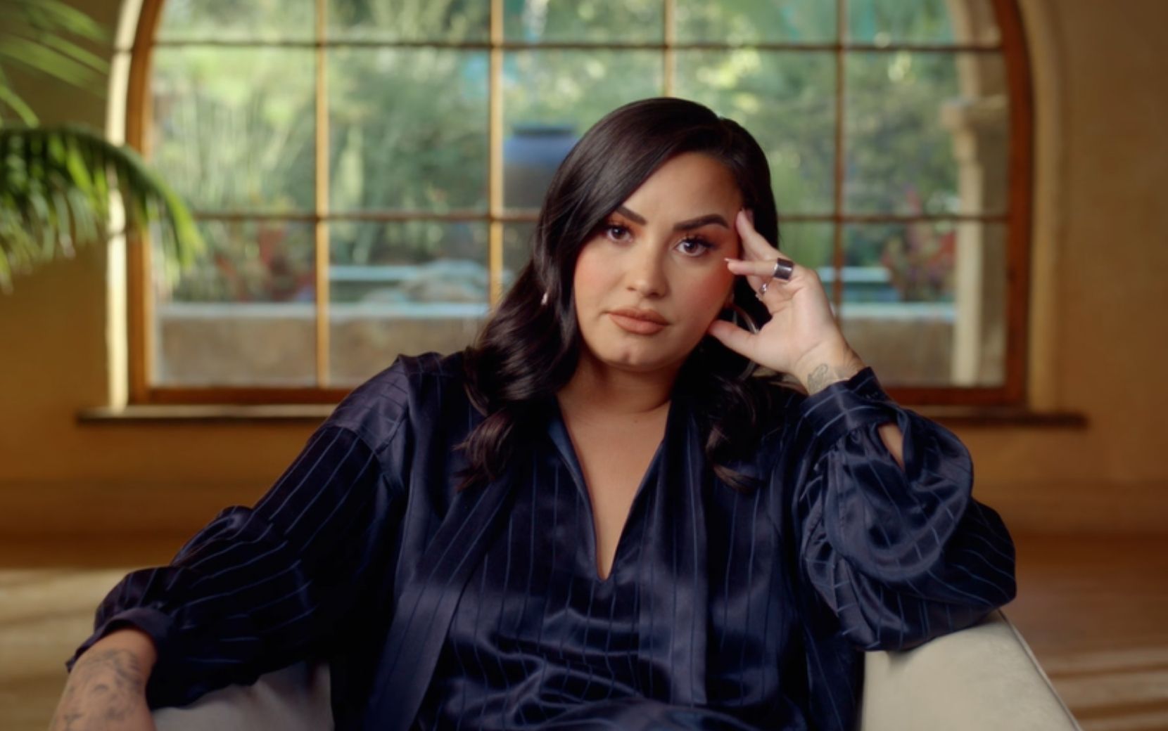 Demi Lovato fala sobre vícios e overdose no trailer oficial do novo documentário, "Dancing with the Devil"